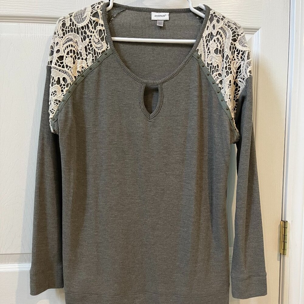 LADIES SIZE 14/16 AVENUE GREEN LONG SLEEVE THERMAL CROCHET ACCENT KEYHOLE SHIRT